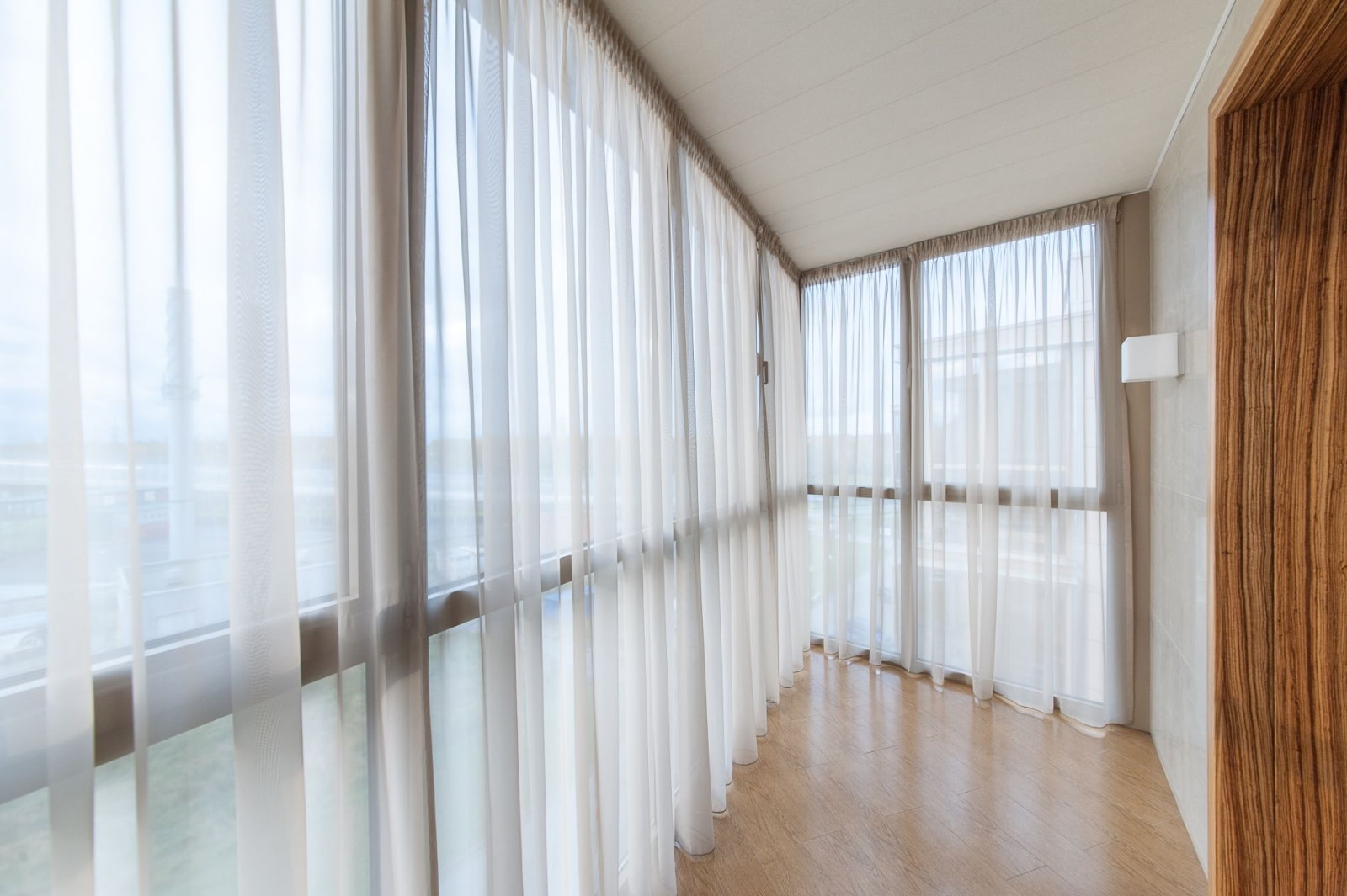 Жалюзи на балкон с раздвижными окнами: фото вариантов оформления